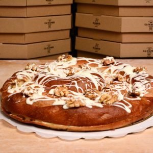 Ensaïmada de xocolata blanca i nous